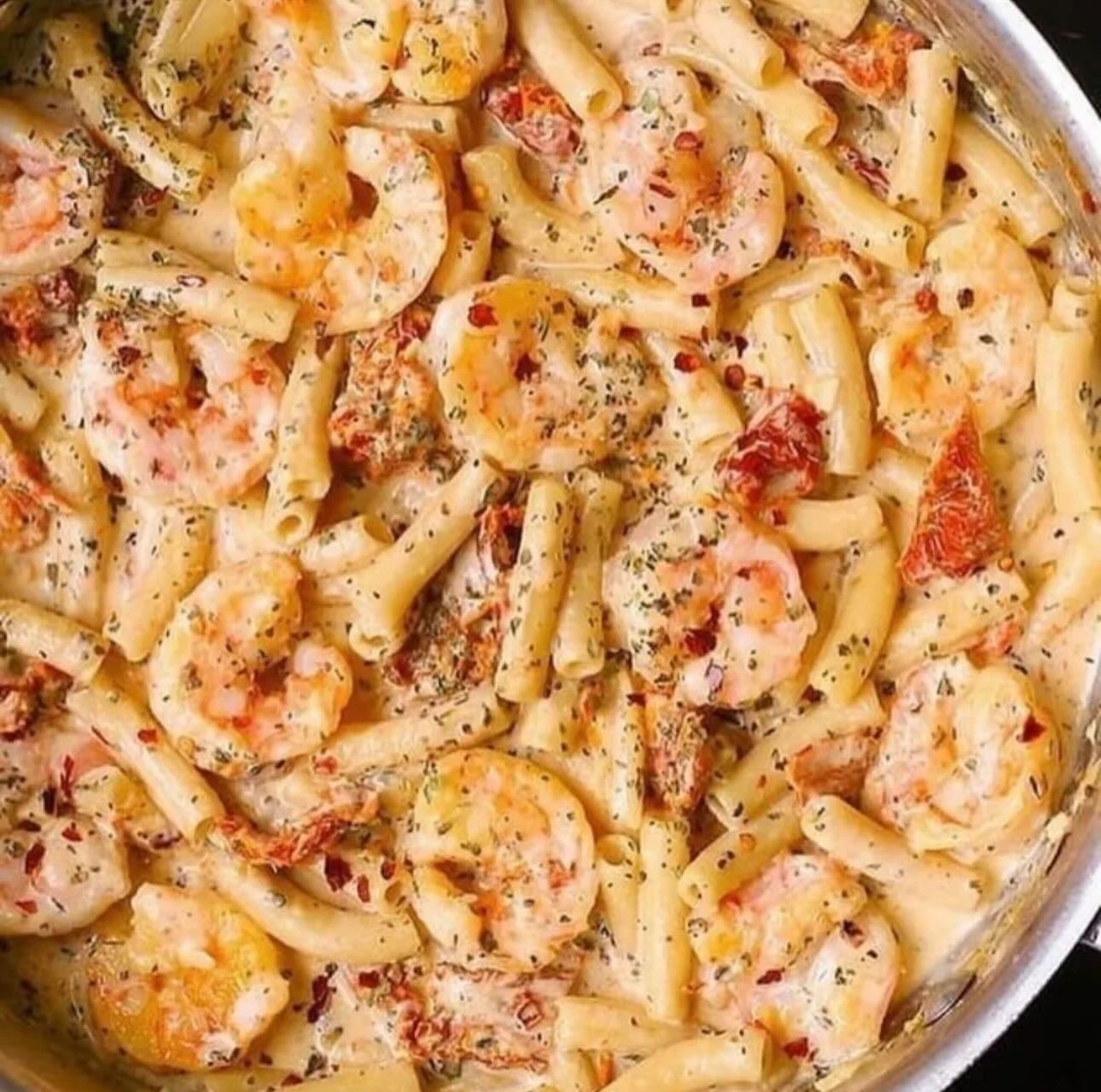 Pasta with Shrimp and Mozzarella Sauce