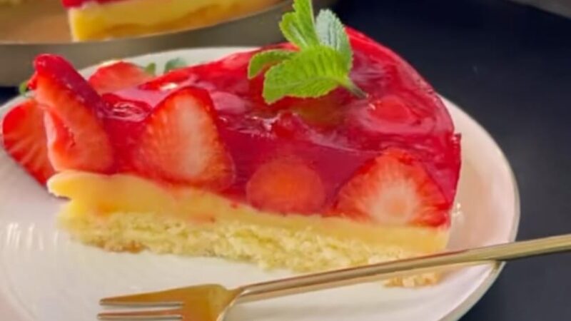 Delicious and easy strawberry cake in 2024